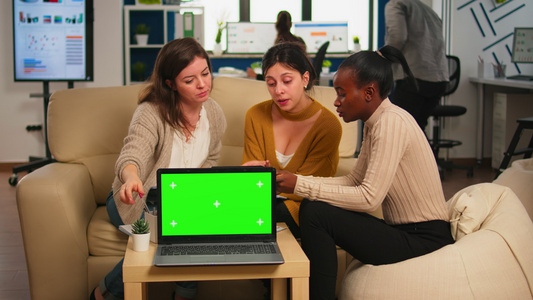 国际商业团队在模拟笔记本电脑的背面说话视频