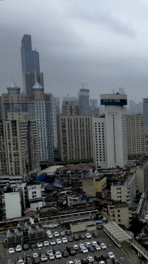 暴雨来临前的城市风光和城市交通延时视频摩天大楼30秒视频