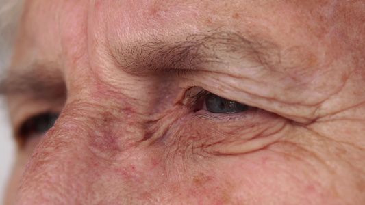 一位高龄女性的肖像浅色的dof专注眼睛视频