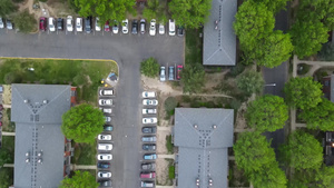 在住宅区小城镇附近有风景屋顶的房屋周围街道和道路沿风25秒视频