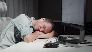 男人在睡梦中微笑在电脑前的桌子上休息7秒视频