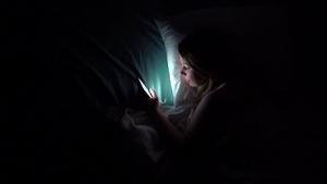 年轻女子在晚上睡觉前在床上使用手机移动成瘾者的概念9秒视频