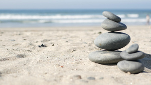 在海洋海滩上平衡岩石在海浪中堆叠石头沙滩上的碎石金字塔9秒视频
