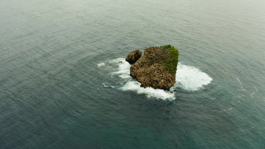 海洋中的岩石岛视频