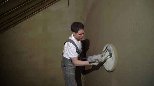 抹灰砂浆机自动膏药修理或翻新房屋或公寓建造者在建筑视频