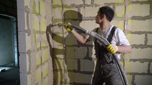 抹灰砂浆机自动膏药修理或翻新房屋或公寓建造者在建筑7秒视频