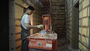 抹灰砂浆机自动膏药修理或翻新房屋或公寓建造者在建筑10秒视频