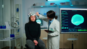 医生用平板片分析大脑扫描检查疾病演变情况26秒视频