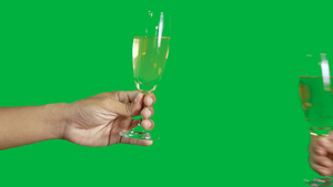 4k两个人用在色谱关键绿屏背景上隔绝的香槟杯相互连接7秒视频