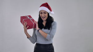 带着圣诞礼物的快乐女孩11秒视频
