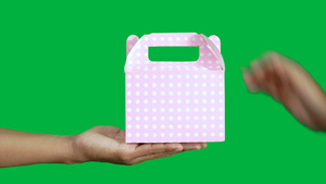 4k人们用手给人和拿粉红色圆点礼品盒6秒视频