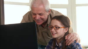 小女孩和她爷爷在笔记本电脑上有视频聊天18秒视频