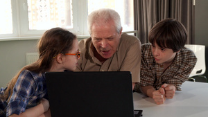 他们的孩子和爷爷在笔记本电脑上看东西12秒视频