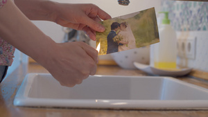 女性烧结婚照片37秒视频