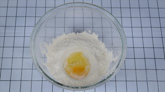 鸡蛋打入面粉中视频