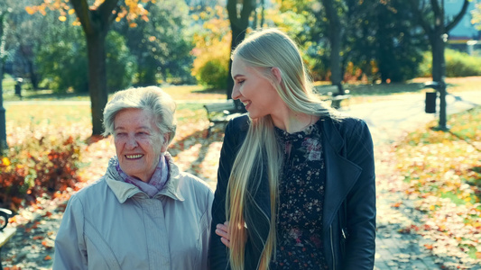 在公园里散步时老女人和漂亮漂亮的年轻女人拥抱着对方视频