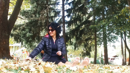可爱的小男孩和妈妈在秋天公园母亲和儿子扔黄叶慢动作视频