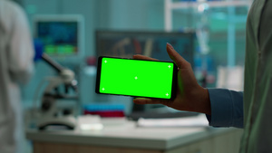 使用带有绿幕电子设备的科研人员科学家16秒视频