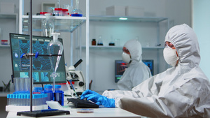 科学家在化学实验室工作时从事防护服的科研人员28秒视频