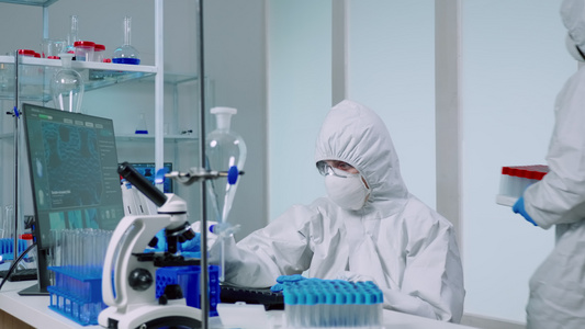 实验室内有覆盖物的科学家用蓝液进行测试视频