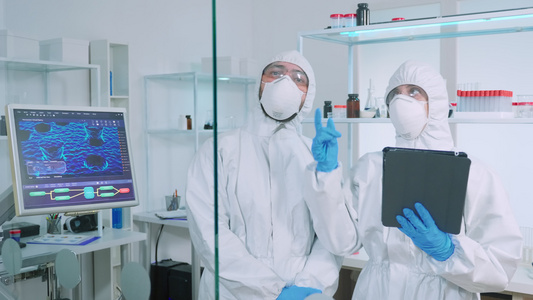 利用化学实验室的虚拟现实科学家团队在Pice西装公司视频