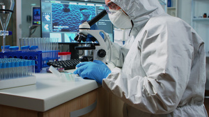 科学家在防护服中通过显微镜检查16秒视频