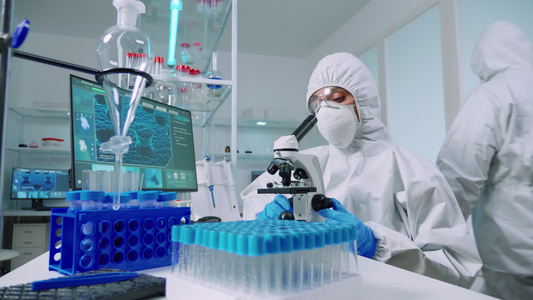 使用显微镜进行病毒分析的科学家防护服中的科研人员视频