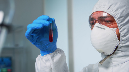 科学家在实验室检查血液测试管的覆盖物中进行检测视频
