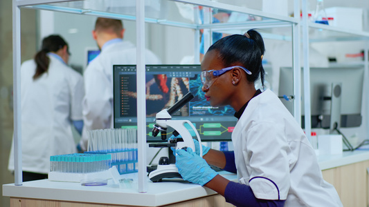 坐在实验室分析血液测试的黑血生物化学女性视频