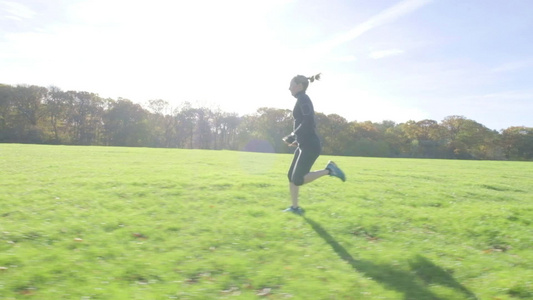 在公园中奔跑的中年妇女视频
