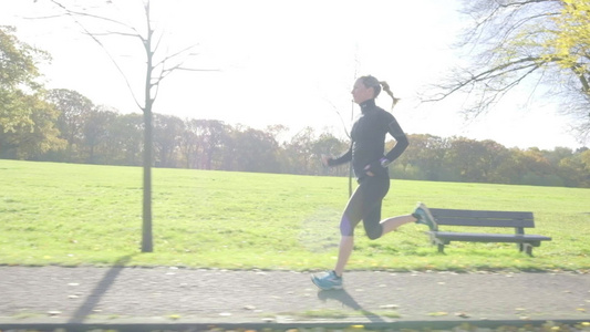 在公园中奔跑的中年妇女视频