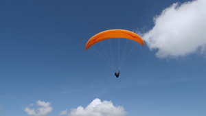 在滑翔伞上飞行的人28秒视频