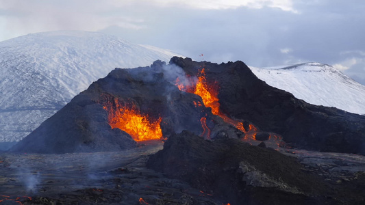 雷克雅内斯半岛冰原的火山喷发视频