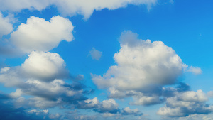 蓝色天空中飘动的云彩的美丽17秒视频