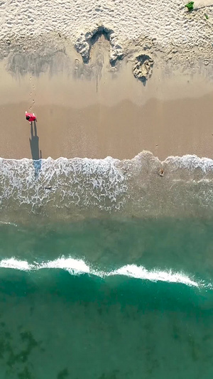 沙滩上的游客航拍自然风光15秒视频
