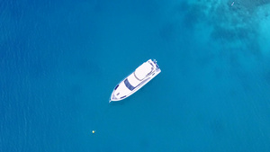 热带岛屿海滩度假的热带岛海滨蓝水和白沙底蓝水12秒视频