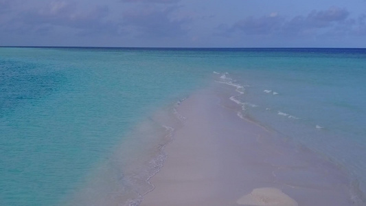 以透明水和清洁沙土背景为特征的沿海河岸海滩生活方式视频