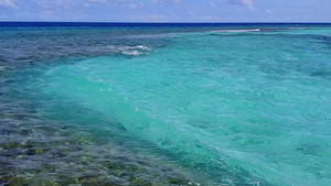 绿松石海洋与明亮的沙质背景放松旅游海滩时间的空中全景9秒视频