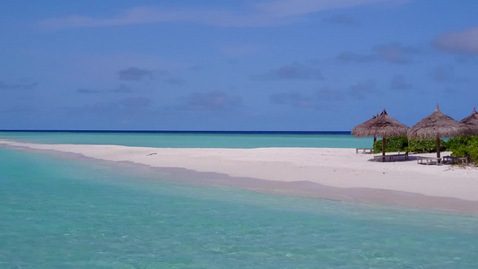 蓝水白沙背景下美丽度假海滩度假的无人机全景视频