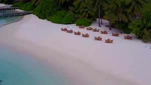 白沙背景蓝绿水宁静度假海滩度假的空中无人机天空11秒视频