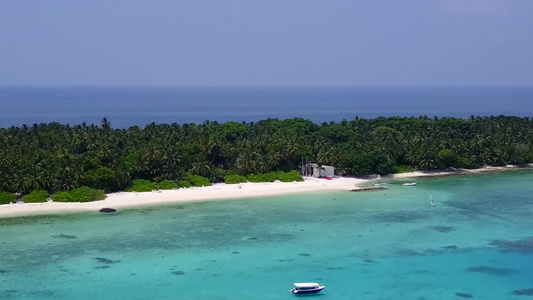 具有白沙底背景的绿松石环礁湖海滨度假的豪华环礁海滩视频
