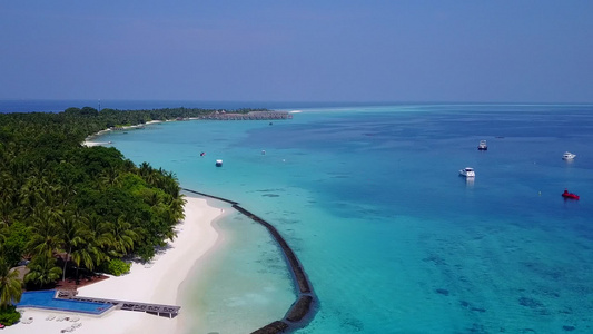 以蓝海和白沙为背景的热带环礁湖海滩航程的视频