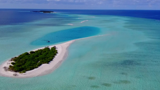 以清沙为背景的蓝海经蓝海航行的深水海岸海滩空中航向视频