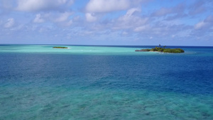 天堂度假村海滩度假天空由水蓝色海洋与白色沙质11秒视频