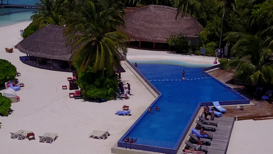 白沙底蓝色环礁湖的海洋旅游海滩航次的海洋空中航空纹理视频