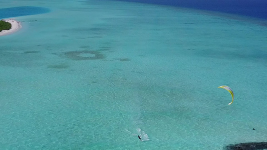 蓝水和白沙背景海滨度假的异国湾海滩旅游无人驾驶无人驾驶视频