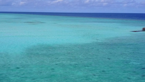 蓝绿水白沙天堂度假村海滩度假机景观10秒视频