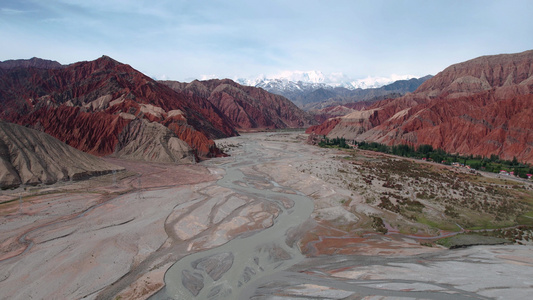 航拍新疆南部丹霞地貌与雪山河谷视频视频