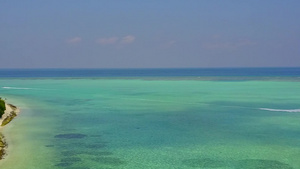 蓝绿色环礁湖和明沙底浅沙天堂岛海滩之旅16秒视频