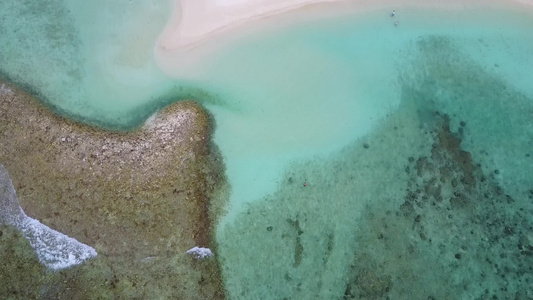 以透明水和清洁沙土背景的透明水进行热带海观海滩之游视频